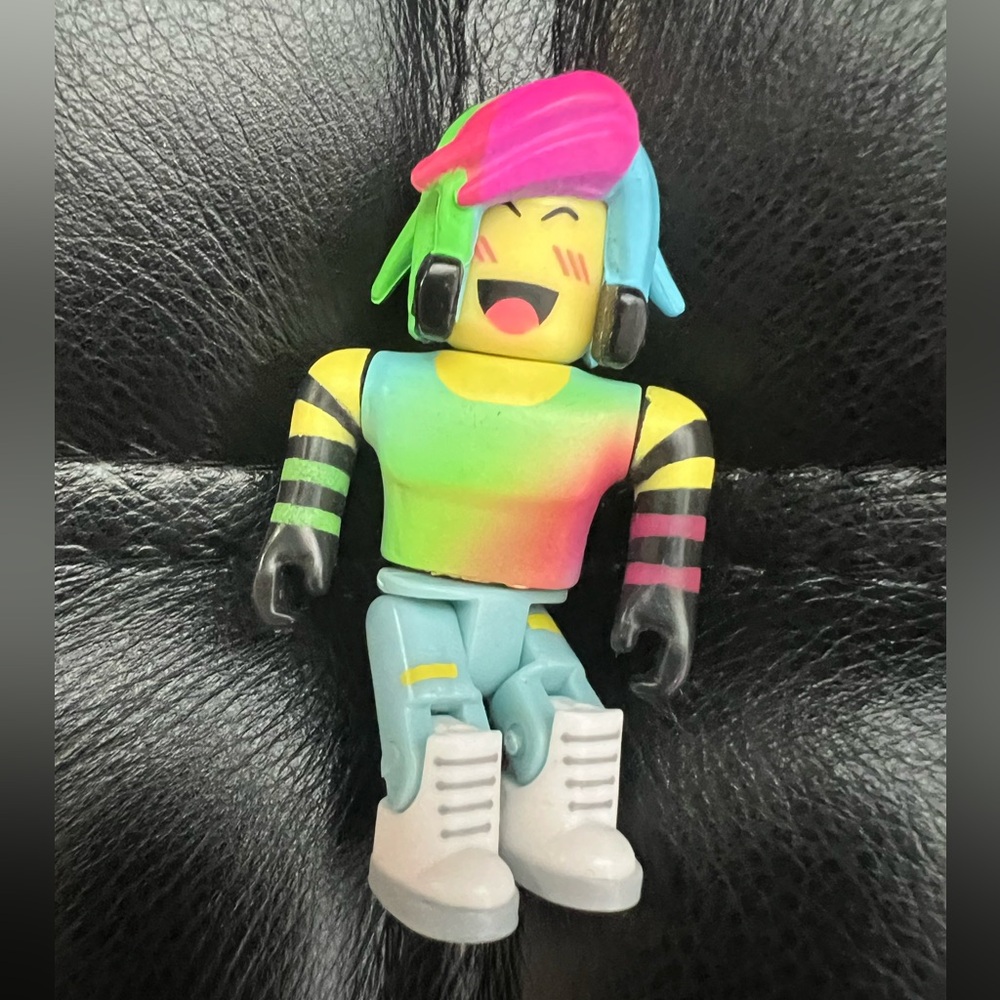 Roblox 3" Action Figure, Series 3 The Plaza: Club DJ (NO CODE)